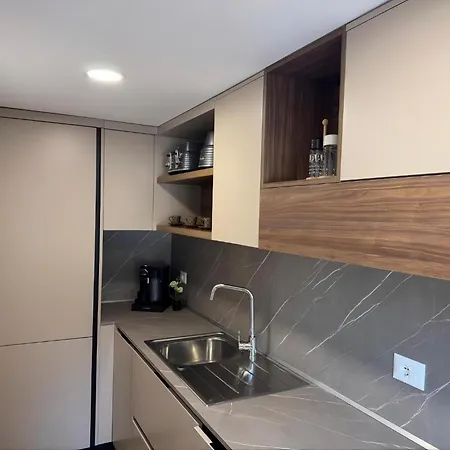 Modern Two Bedroom 5 Min Walk To Skanderbeg Square Апартаменты *