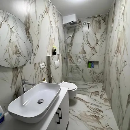 Modern Two Bedroom 5 Min Walk To Skanderbeg Square Тирана